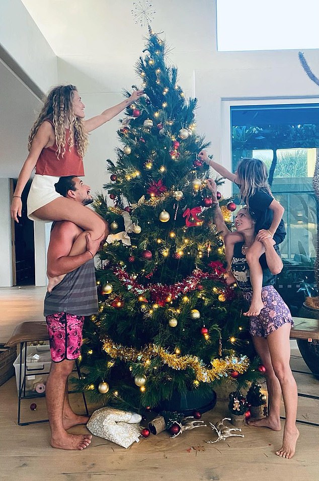 Elsa Pataky Shows Off Her And Chris Lavish Christmas Tree In Their 20million Byron Bay Mansion