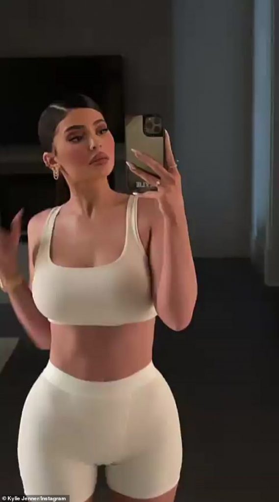 Kylie Jenner Goes From Glam To Goodnight After Flaunting Impossible Curves In Spandex